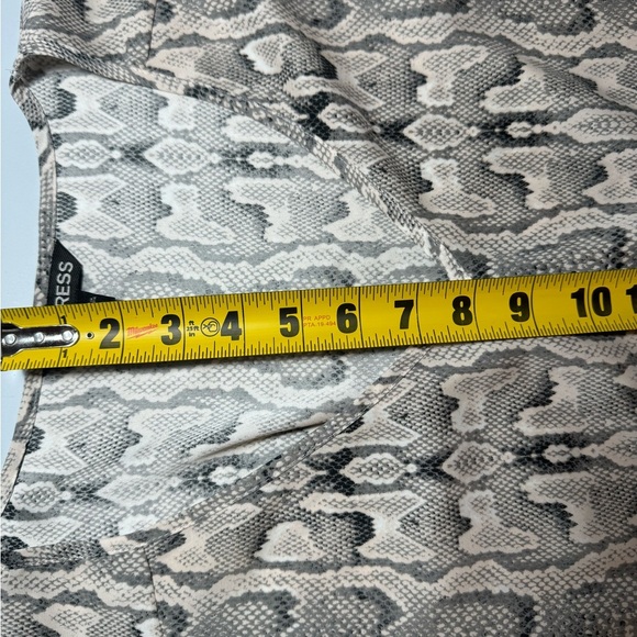 🐍 Women’s Size Medium Express Snakeskin Pattern V-Neck Tank Top T-Shirt - Picture 8 of 8